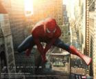Süper kahraman Örümcek Adam binalar arasında şehir onun örümcek ağı ile sallanan sıçrayan
